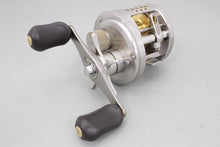 Load image into Gallery viewer, Shimano 03 CALCUTTA CONQUEST 200-DC RH Baitcasting Reel B9067 USED