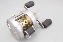 Load image into Gallery viewer, Shimano 03 CALCUTTA CONQUEST 200-DC RH Baitcasting Reel B9067 USED