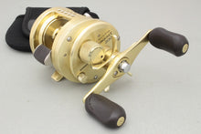 Load image into Gallery viewer, Shimano CALCUTTA CONQUEST 200 RH Baitcasting Reel B9154 USED
