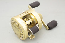 Load image into Gallery viewer, Shimano CALCUTTA CONQUEST 200 RH Baitcasting Reel B9154 USED
