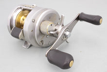 Load image into Gallery viewer, Shimano 03 CALCUTTA CONQUEST 200-DC RH Baitcasting Reel B9067 USED
