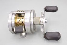 Load image into Gallery viewer, Shimano 03 CALCUTTA CONQUEST 200-DC RH Baitcasting Reel B9067 USED
