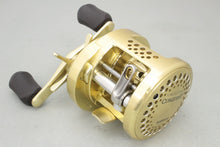 Load image into Gallery viewer, Shimano CALCUTTA CONQUEST 200 RH Baitcasting Reel B9167 USED
