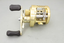 Load image into Gallery viewer, Shimano CALCUTTA CONQUEST 200 RH Baitcasting Reel B9167 USED
