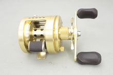 Load image into Gallery viewer, Shimano CALCUTTA CONQUEST 200 RH Baitcasting Reel B9167 USED
