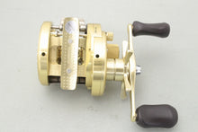 Load image into Gallery viewer, Shimano CALCUTTA CONQUEST 200 RH Baitcasting Reel B9167 USED
