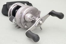 Load image into Gallery viewer, Shimano 09 CALCUTTA CONQUEST 200-DC RH Baitcasting Reel B9189 USED
